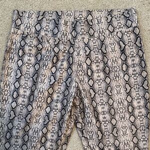 HUE Snake Print Leggings - Gray and Cream